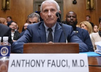 Fauci beruft sich im Senat auf sein Schweigerecht