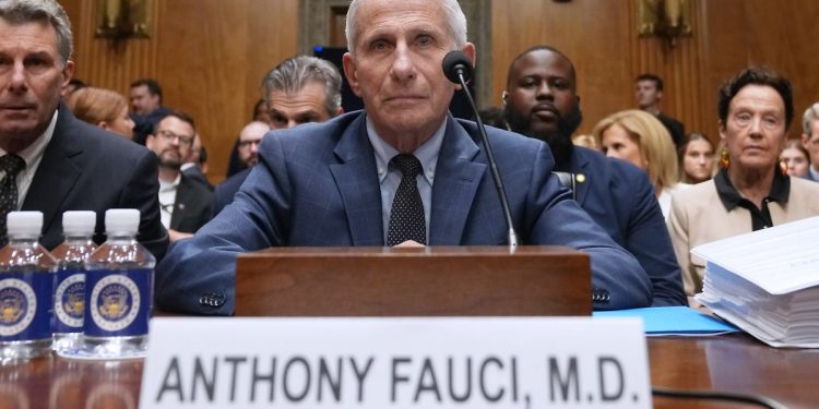 Fauci beruft sich im Senat auf sein Schweigerecht