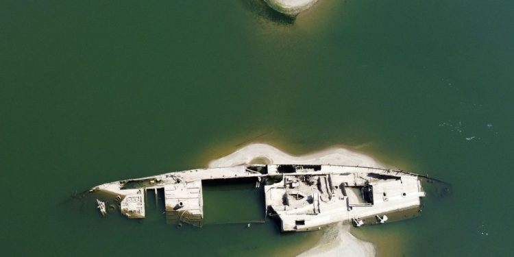 Niedrigwasser legt Nazi-Schiffswracks in der Donau frei